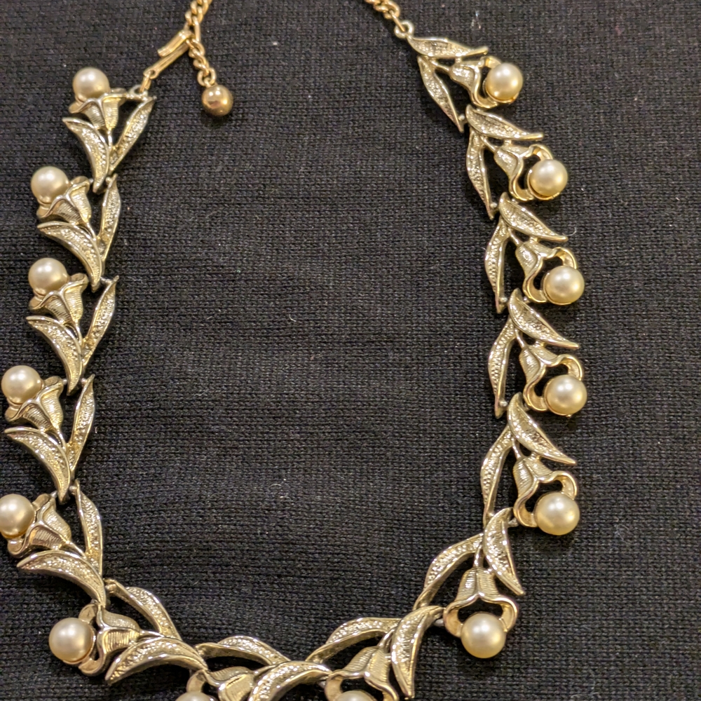 Gold and White Floral Motif Necklace with Textured Leaves